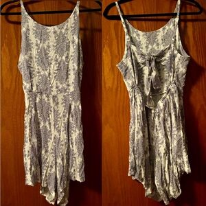💙M White and Blue Pattern Romper🤍